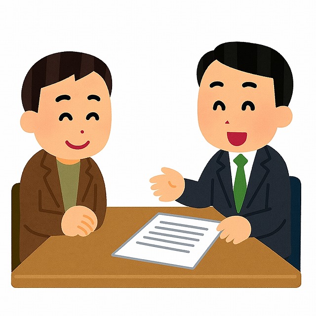 契約書を説明する不動産営業マン