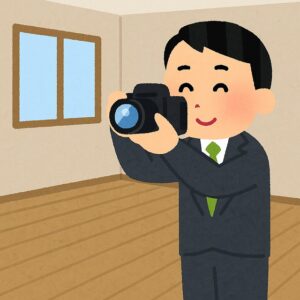 写真を撮る不動産屋