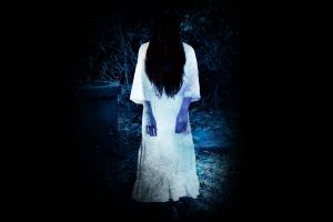 青白い顔の髪の長い女性