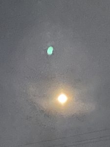 西の空の満月