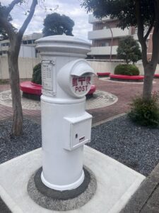 白い郵便ポスト