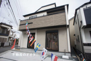 船橋市新高根4丁目の新築一戸建て「ブルーミングガーデン1号棟(物件番号32096)」をご紹介。不動産のオオタニなら仲介手数料無料0円!高根公団駅徒歩10分。吹抜け玄関、4.5帖のマルチエントランス、将来2部屋に分通可能な10帖洋室など工夫満載。長期優良住宅・耐震等級3の高品質。内覧予約受付中!