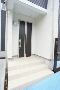 鎌ケ谷市東道野辺新築一戸建て住宅１号棟玄関